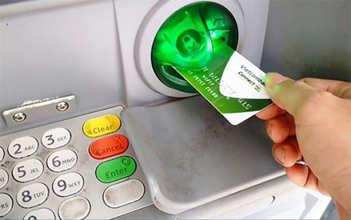 Đưa thẻ của bạn vào trong máy ATM 